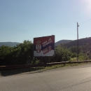Silnici lemují billboardy s nápisem „Ovo je Serbia“