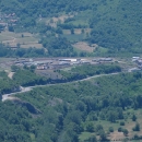Notně zoomujeme, abychom vyfotili rozlehlou základnu srbských vojáků nedaleko hraničního přechodu.
