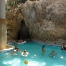 Podzemní prostory jsou pospojované kanály, můstky a chodbičkami, každá jeskyně má svou výzdobu, je tu i umělý vodopád a další.