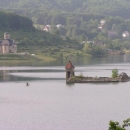 Mavrovské jezero je přehrada, chudák zatopený kostel (v pozadí jeho nová náhrada)