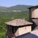 Pohled z kláštera k albánské hranici na hřebeni hor