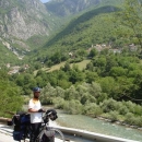 Vesnice ve svazích hor a albánská hranice někde za hřebenem