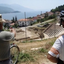 Ochotný místní usedlík nás seznamuje s historií Ohridu i celé Makedonie (dříve tu třeba nad amfiteátrem stály domy)