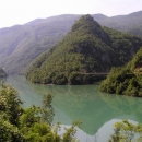 Cesta podél přehrady na Drině