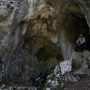 V ústí jeskyně v kaňonu Nery