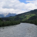 Řeka tu teče sevřená v úzkém údolí a stezka ji těsně kopíruje.
