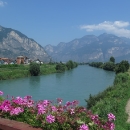 Zelenomodrá Adige nás spolehlivě provádí skrz hory.