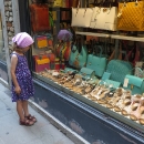 V Šárce se holčička nezapře, neustále pokukuje po značkových botičkách a kabelkách :-)