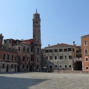 Benátky - jedno z náměstí s věží