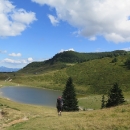 Maličké Šiško jezero leží v dolíku za sedlem asi kilometr odsud, a za ním vyčuhují barevné střechy katunu Šiška.