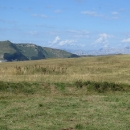 Napravo v dálce lze zase spatřit skalnaté pohoří Sinjajevina.