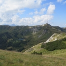 Panorama Bjelasice s Pešica jezerem, Zekova glava, a v dálce pohoří Komovi.