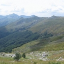 Krajina dál za Komovi se nazývá Kučka Krajina, vlastně do ní spadá i vzdálenější pohoří Žijevo. Geologicky však tyto kopce patří už k albánskému Prokletije.
