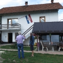 Aby bylo jasné, kdo v domě bydlí, vlaje mu u domu veliká chorvatská vlajka a stejná vlajka je i vyobrazena na průčelí jeho domu.