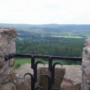 Výhled z hradu na nekonečné lesy okolo