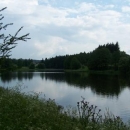 Rybník Komorník a za ním už je Kunžak, poslední kilometr z posledního výletu :-(
