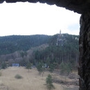Výhled na protější kopec, kde stojí rozhledna Na stráži