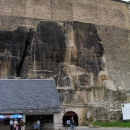 Spodní vchod do pevnosti pod vysokými hradbami