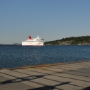 Obrovská bílá loď s nápisem DESTINATION GOTLAND překoná 150 km vzdálenost mezi přístavem Nynäshamn a Visby na Gotlandu během tří hodin.