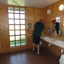 Dřevěné obložení, moderní dlažba – záchodky lepší než máme doma.