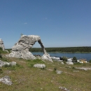 Jeden z raukarů tvoří obrovskou kamennou bránu.