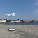 Na nábřeží stojí směrovka, která nás informuje, že například Stockholm je odsud vzdálený 382 kilometrů a Gdyně 263 kilometrů.