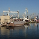 Loděnice, v nichž vidíme mnoho rozestavěných nebo opravovaných lodí