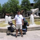 Duško - při baštění burku na nikšickém náměstí jsme si povídali o Černé Hoře