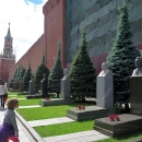 Součástí areálu mauzolea je i prostor u kremelské zdi, kde jsou pohřbeni významní ruští potentáti.