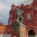 Socha maršála Georgije Žukova před budovou historického muzea