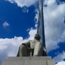 Pod památníkem sedí pan Ciolkovský