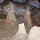 ... malé sopky (stalagmity vzniklé díky vodě bohaté na oxid uhličitý)