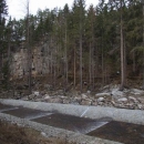 Upravené koryto pod nádrží – tam na skále jsou zbytky hradu Sokolčí