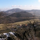 Z Panny je pěkný výhled ke hradu Kalich (za ním vrch Sedlo)