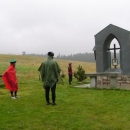 Vesnice Jelení na hřebeni Krušných Hor - pouhé 4 domy a pomníček na Pochod smrti