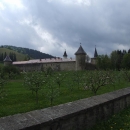V Sucevitě nás vítá opevnění našeho prvního kláštera v Bukovině