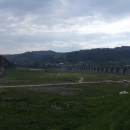 Most přes začátek přehrady Izvorul Muntelui