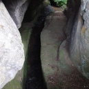 Skalní tunel s odtokem z rybníka