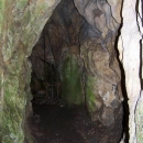 Jeskyně Podkova je přístupná na vlastní nebezpečí, tak to jdeme s čelovkami jeden po druhém vyzkoušet