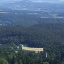 Výhled z Kopaniny – Frýdštejn v údolí, Trosky v dáli