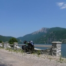 Pavlovo kolo s pozadím hory nad Železnými vraty, nejužším místem Dunaje