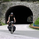 Pavel u jednoho z mnoha tunelů v kaňonech - vjíždíme do Černé Hory