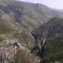 Nepopsatelné - vysoký železniční most v obrovském údolí nad Podgoricou