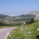 Ves Njegoši - tam na obzoru padají skály tisíc metrů do Boky Kotorské