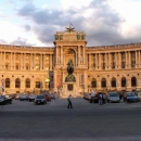 Hofburg zalitý večerním sluncem
