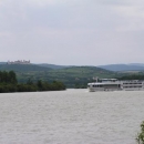 Výletní loď na Dunaji s pozadím kláštera Goettweig u Křemže