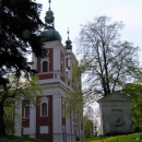 Zdaleka viditelný kostel na Mariánském poli nad Krnovem