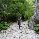 Prosieckou dolinou se jde i korytem potoka, který se však často ztrácí ve skalách