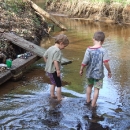 Děti využijí každou příležitost cachtat se ve vodě