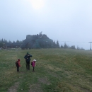 Ráno je stále mlhavo, ale musíme se vydat na poslední etapu: vrchol Pilska (1557 m.) a sestup k autu.